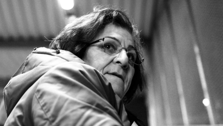 Mina Ahadi blickt aufmerksam zur Seite